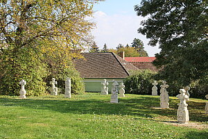 Niedersulz, ehemaliger Friedhof bei Pfarrkirche mit barocken Grabsteinen, meist 18. Jh.